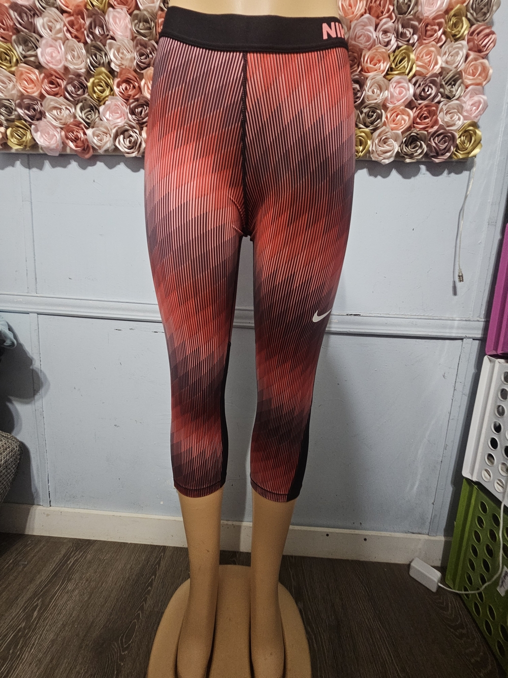 Nike Girls' Red and Black Gradient Capri Leggings